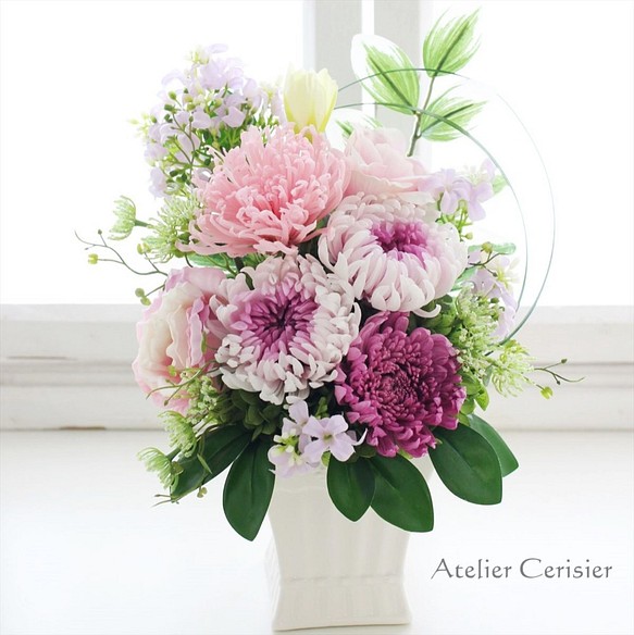 輪菊の仏花 Mサイズ（白紫 ピンク）お供え花 プリザーブドフラワー 白花器 1枚目の画像