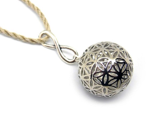 フラワーオブライフ 球状（籠目）・メビウスの輪　ヘンプ ネックレス（銀色）（生命の花/神聖幾何学） 1枚目の画像