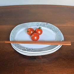 イッチン淡いブルー唐草紋 楕円リム小皿（オーバルプレート） 1枚目の画像