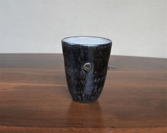 窯変虹彩黒　アンモナイト紋フリーカップ(中白) 1枚目の画像