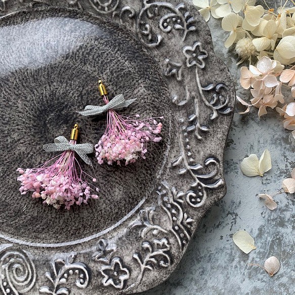 かすみ草とリボンのブーケピアス -ピンク- カスミソウ ブリザーブドフラワー ドライフラワー 1枚目の画像