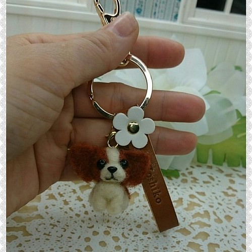 羊毛フェルトネーム入りパピヨンキーホルダー ハンドメイド あみぐるみ愛犬雑貨 おもちゃ ペット小物 ふわふわペット 通販 Creema クリーマ ハンドメイド 手作り クラフト作品の販売サイト