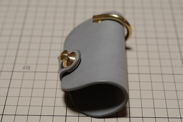 イタリアンレザーのキーケース　スマートキー対応　真鍮金具　ライトグレー 1枚目の画像