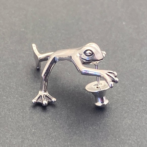 耳を登ろうとするカエルのピアス「FROG PIERCE 2」