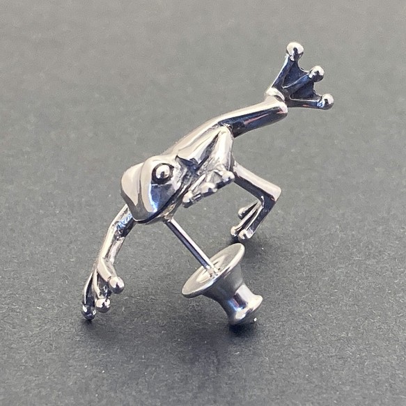 耳を登ろうとするカエルのピアス「FROG PIERCE 2」 | www.csi.matera.it