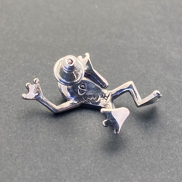 耳を登ろうとするカエルのピアス「FROG PIERCE 2」 | monsterdog.com.br