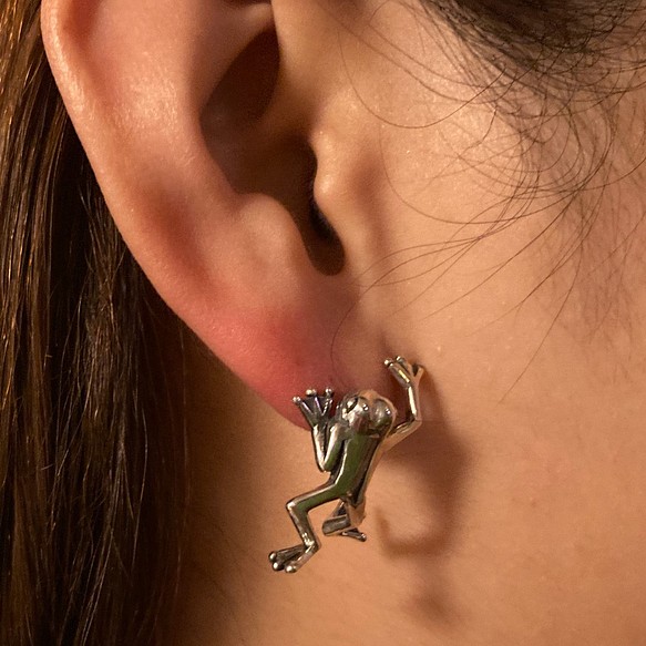 耳を登ろうとするカエルのピアス「FROG PIERCE 2」 | monsterdog.com.br