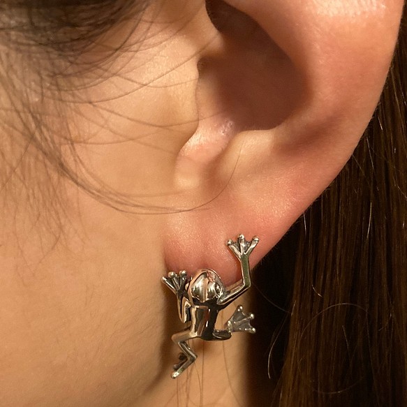 耳を登ろうとするカエルのピアス「FROG PIERCE 2」 | monsterdog.com.br