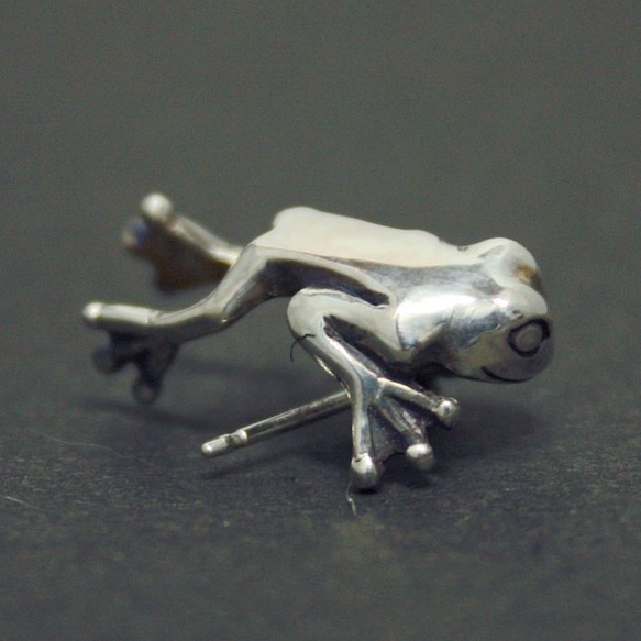 耳にしがみつく小さいカエルがリアルで可愛いピアス「FROG PIERCE