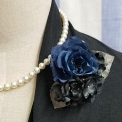 濃紺のバラと黒い小花たちの3way布花コサージュ　＃C-8 1枚目の画像