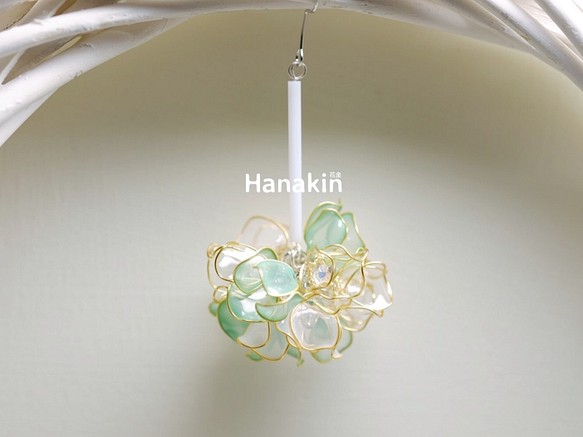 Hanakin花金 花球 綠x白 手作飾品耳環（單顆） 第1張的照片