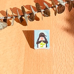 【原画】ペンギンさんとピンクデイジー　アートピンバッジ 1枚目の画像