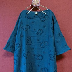 【七分袖】ちょうちょ刺繍　ゆったりワンピース　ブルー 1枚目の画像