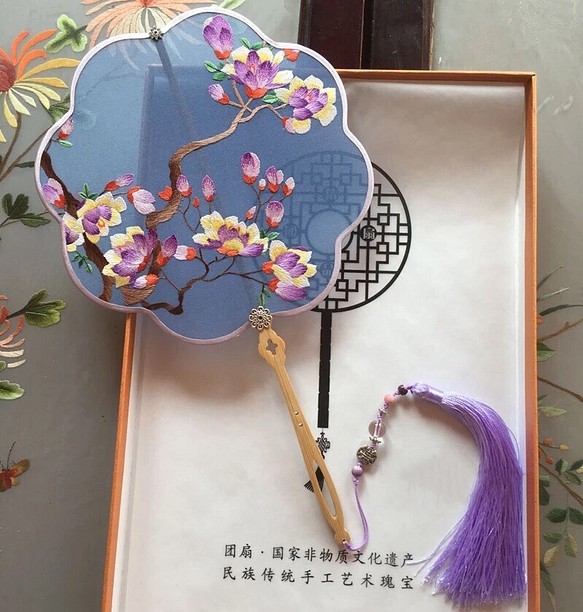 手縫い蘇州刺繍 団扇 多色花両面刺繍 団扇 1枚目の画像