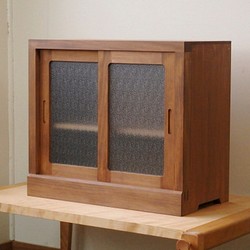框組みの小さな戸棚 茶色 霞ガラス 1枚目の画像