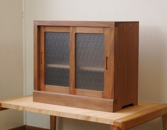 框組みの小さな戸棚 茶色 霞ガラス 1枚目の画像