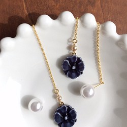 Vintage France flower button pierced earrings (navy) 1枚目の画像