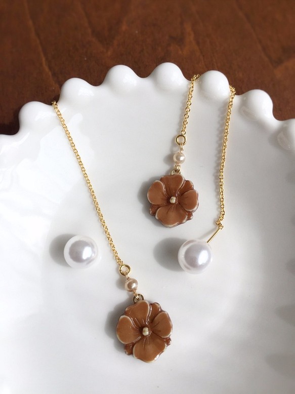 Vintage France flower button pierced earrings (beige) 1枚目の画像