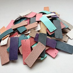 彩色皮革標籤[300張套]顏色分類的產品標籤皮革地板革皮革包裝材料名稱標籤鑰匙鏈 第1張的照片