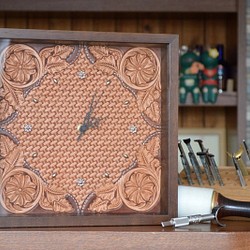 革の壁掛時計　フラワーカービング　イタリアンレザー 1枚目の画像