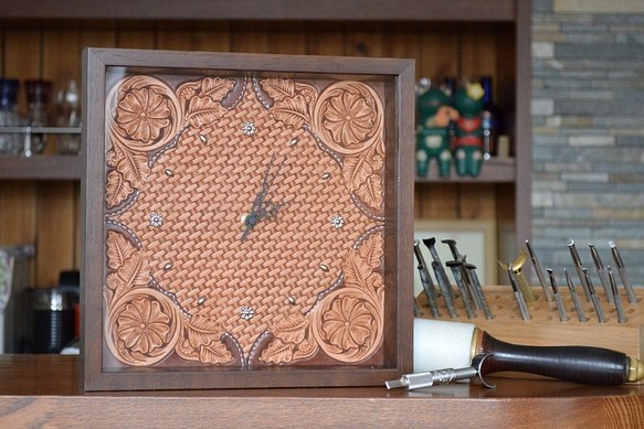 革の壁掛時計　フラワーカービング　イタリアンレザー 1枚目の画像
