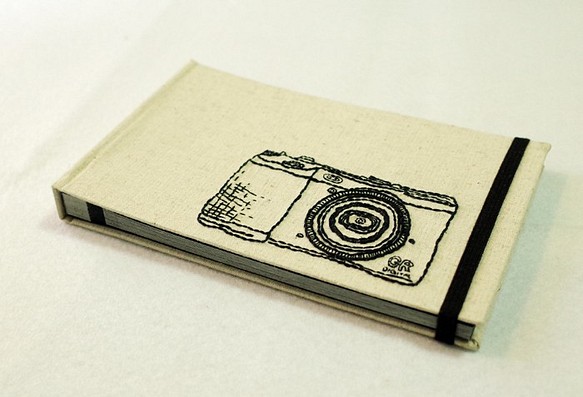 カメラ - 本と刺繍-GR 1枚目の画像