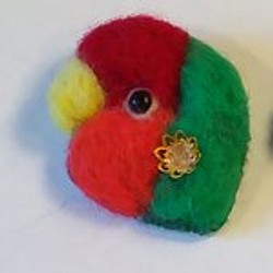 羊毛刺繍ブローチ　世界の鳥（コザクラインコ） 1枚目の画像