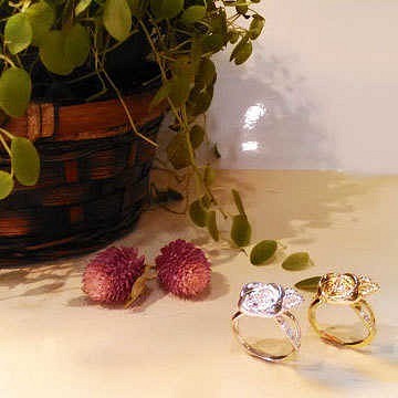 スワロフスキーを贅沢にあしらった、お花のリング 1枚目の画像