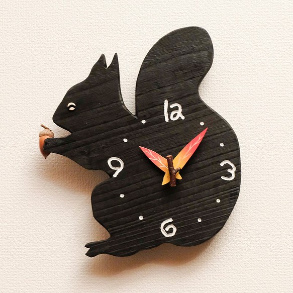 可愛い日本リスの掛け時計 1枚目の画像