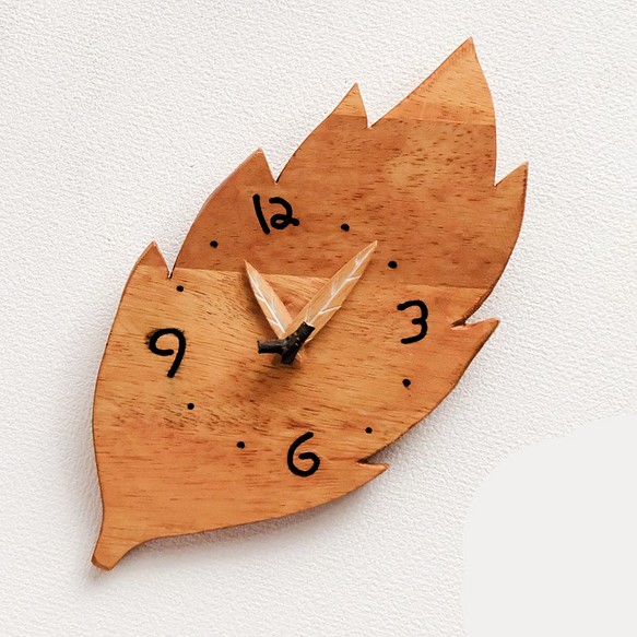 木の手作り架け時計 1枚目の画像