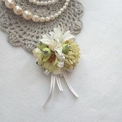 スモークベリーと小花のコサージュ 白×グリーン 1枚目の画像