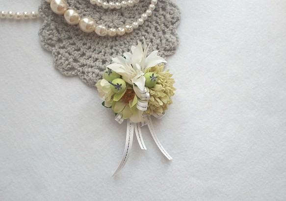 スモークベリーと小花のコサージュ 白×グリーン 1枚目の画像