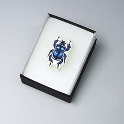 オオセンチコガネ（青）の刺繍ブローチ 1枚目の画像