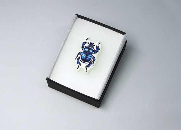 オオセンチコガネ（青）の刺繍ブローチ 1枚目の画像