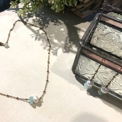 銅の真珠のネックレスのライトブルーの石 1枚目の画像