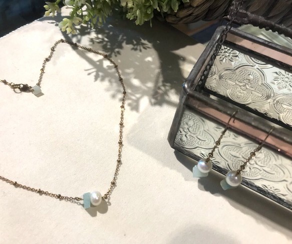 銅の真珠のネックレスのライトブルーの石 1枚目の画像