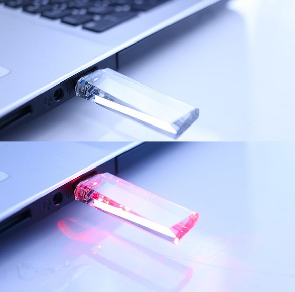 発光透明USBメモリ(64GB) 1枚目の画像