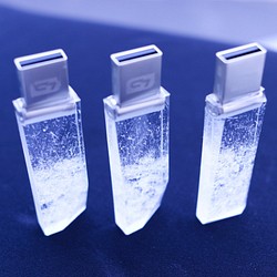 冬の透明USBメモリ【Snow Showers】(16GB) 1枚目の画像