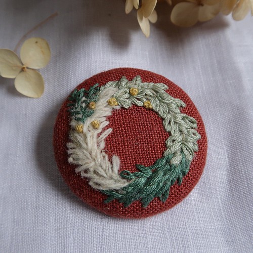 刺繍くるみボタンのブローチ リース 48mm A ブローチ Eilean 通販 Creema クリーマ ハンドメイド 手作り クラフト作品の販売サイト