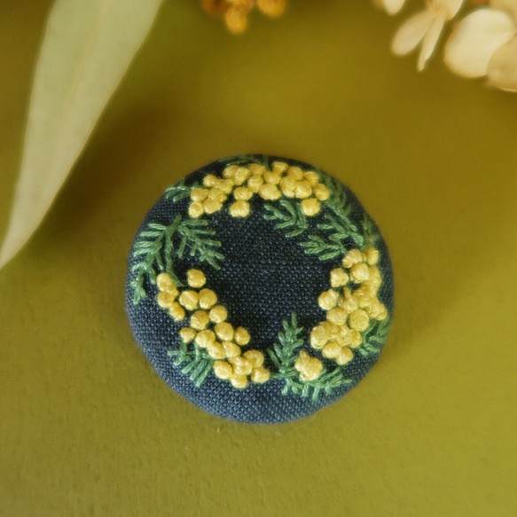 お花の刺繍くるみボタン ミモザ ネイビー 40mm ブローチ eilean 通販