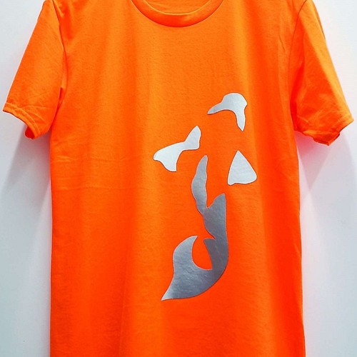 シルバーフェイクレザーアニマル007鯉柄蛍光オレンジTシャツ Tシャツ 