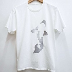 シルバーフェイクレザーアニマル007鯉柄ホワイトTシャツ 1枚目の画像