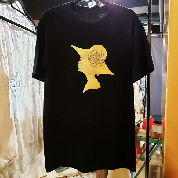 金色の合成皮革の黒のTシャツPortrait001パターン金色のかぎ針編みの装飾 1枚目の画像