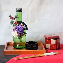 新作　水引お正月飾り　瓶飾り　ボトル飾り　日本酒を華やかに演出した瓶飾り　お年賀、お正月におすすめ♪【NO2紫・白マム】 1枚目の画像