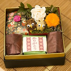 華こころ 菊ゆめ　洋菓子とプリザーブドフラワーギフトＢＯＸ♪お年賀、還暦祝いの贈り物におすすめ！ 1枚目の画像