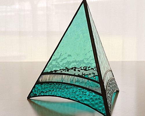 ステンドグラスの三角ランプ［青］ スタンドライト・テーブルランプ