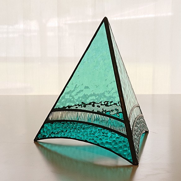 ステンドグラスの三角ランプ［青］ スタンドライト・テーブルランプ