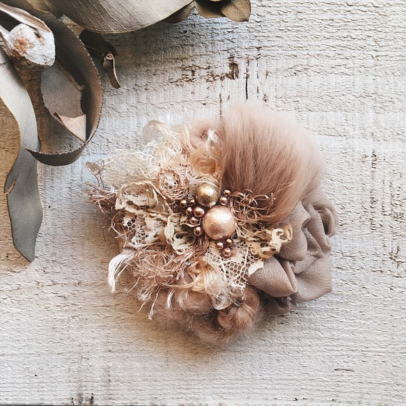 胸花[pinkbeige毛皮拼貼]髮膠·瓦萊塔多變 第1張的照片