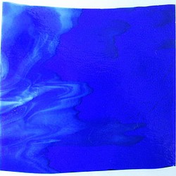 ブルズアイ　フュージング用板ガラス39　カリビアンブルーとホワイトの流れ模様　19.5x18.3x0.3cm　1枚 1枚目の画像