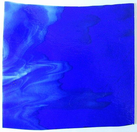 ブルズアイ　フュージング用板ガラス39　カリビアンブルーとホワイトの流れ模様　19.5x18.3x0.3cm　1枚 1枚目の画像